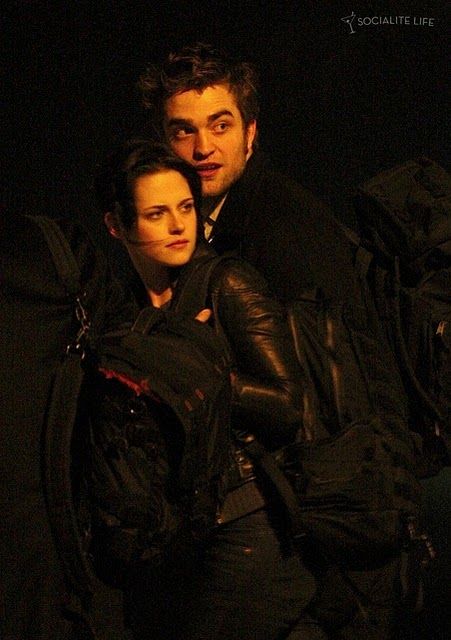 bert-pattinson-kristen-stewart-holding-hands-paris-photos-2-11102009-06.jpg
