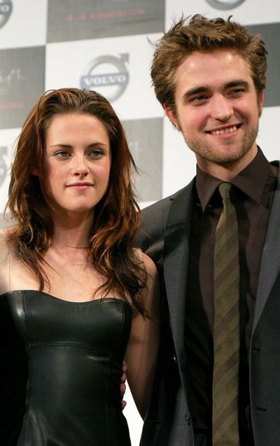 robert-pattinson-and-kristen-stewart-in-tokyo-2.jpg